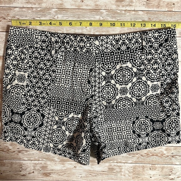 Artisan NY Black & White Floral Abstract Cotton Shorts Size 6 - Picture 4 of 7